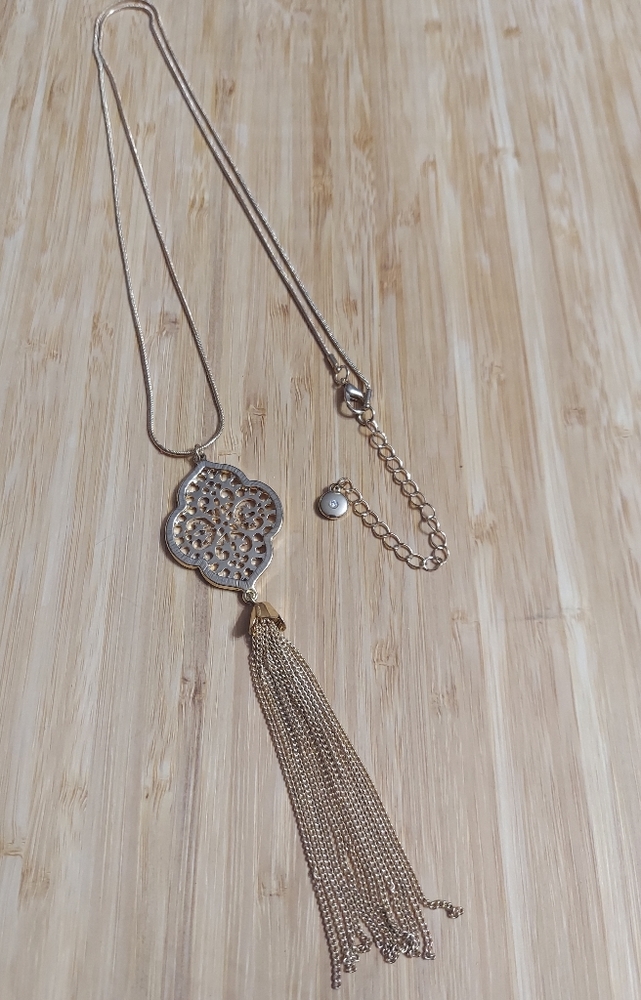 C1946 Cato Textured Gold/Floret Tassel Pendant Necklace